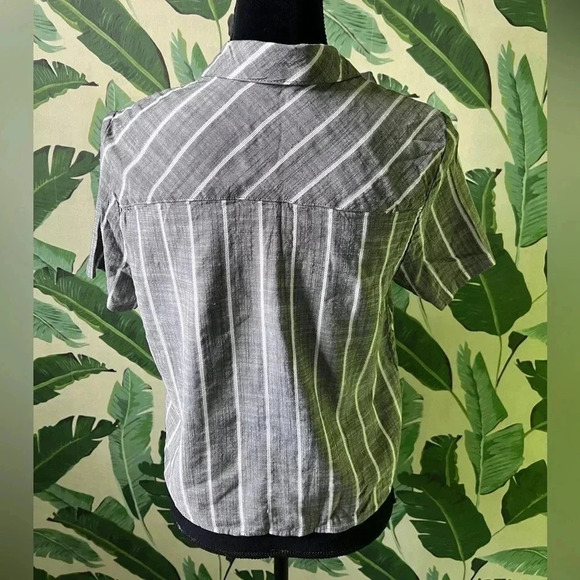 Universal Threads Gray white Striped Short Sleeve Button down Shirt L - Picture 3 of 3